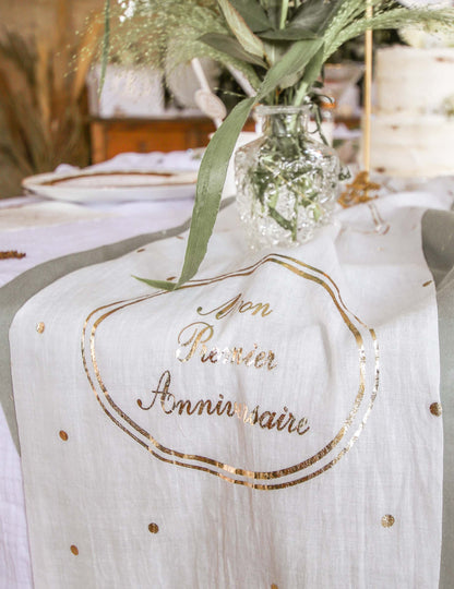 Bavlněný běhoun na stůl moje první narozeniny bílo-zlatý 28 cm x 5m