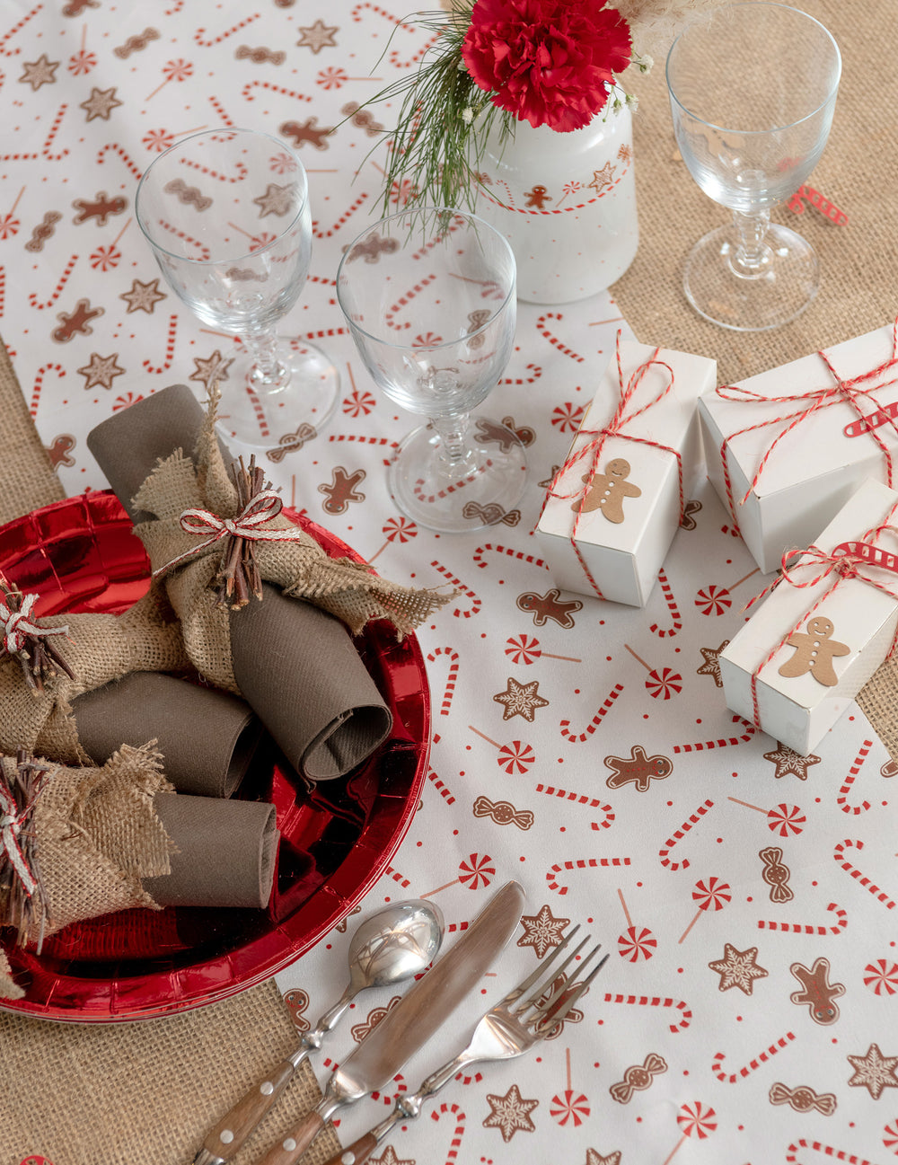 Vue de dessus des éléments de décoration sur le chemin de table gourmandises de Noël