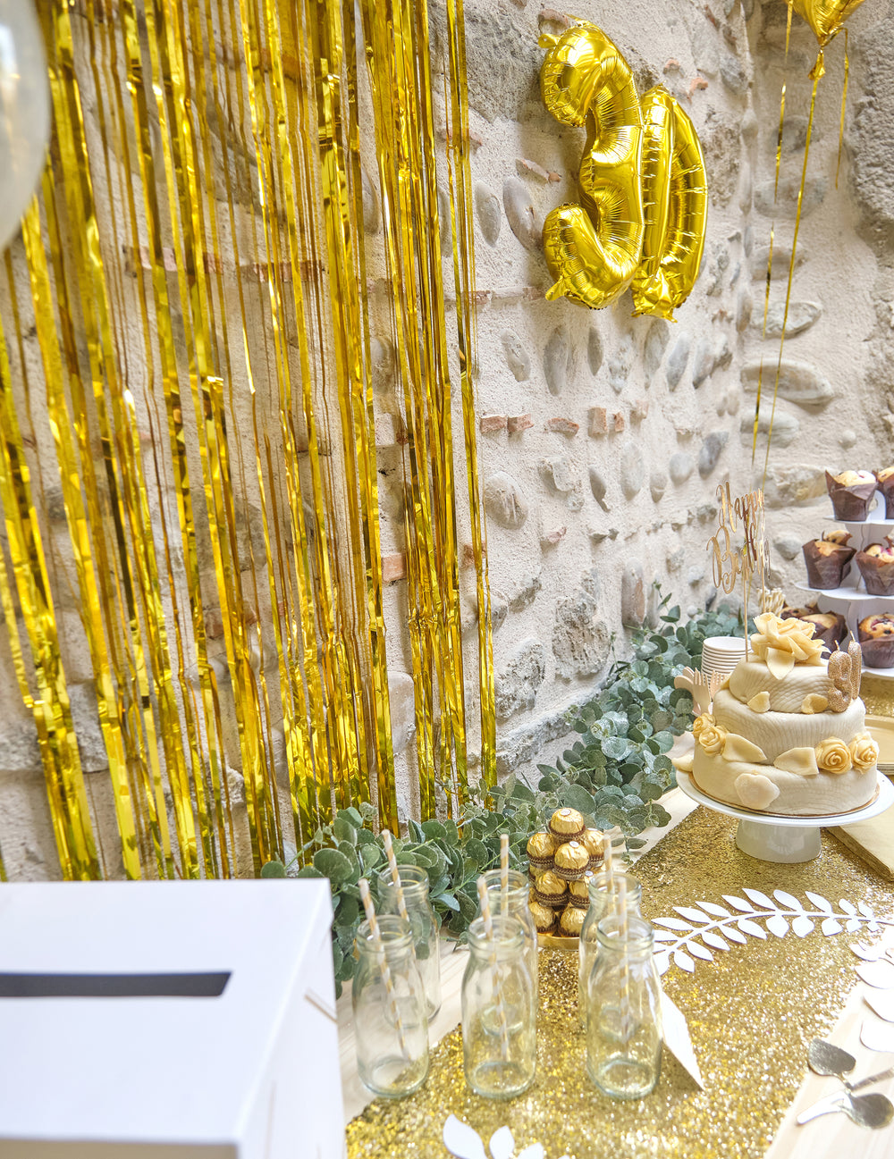 Mise en situation du chemin de table paillettes pour fête doré chic et brillant