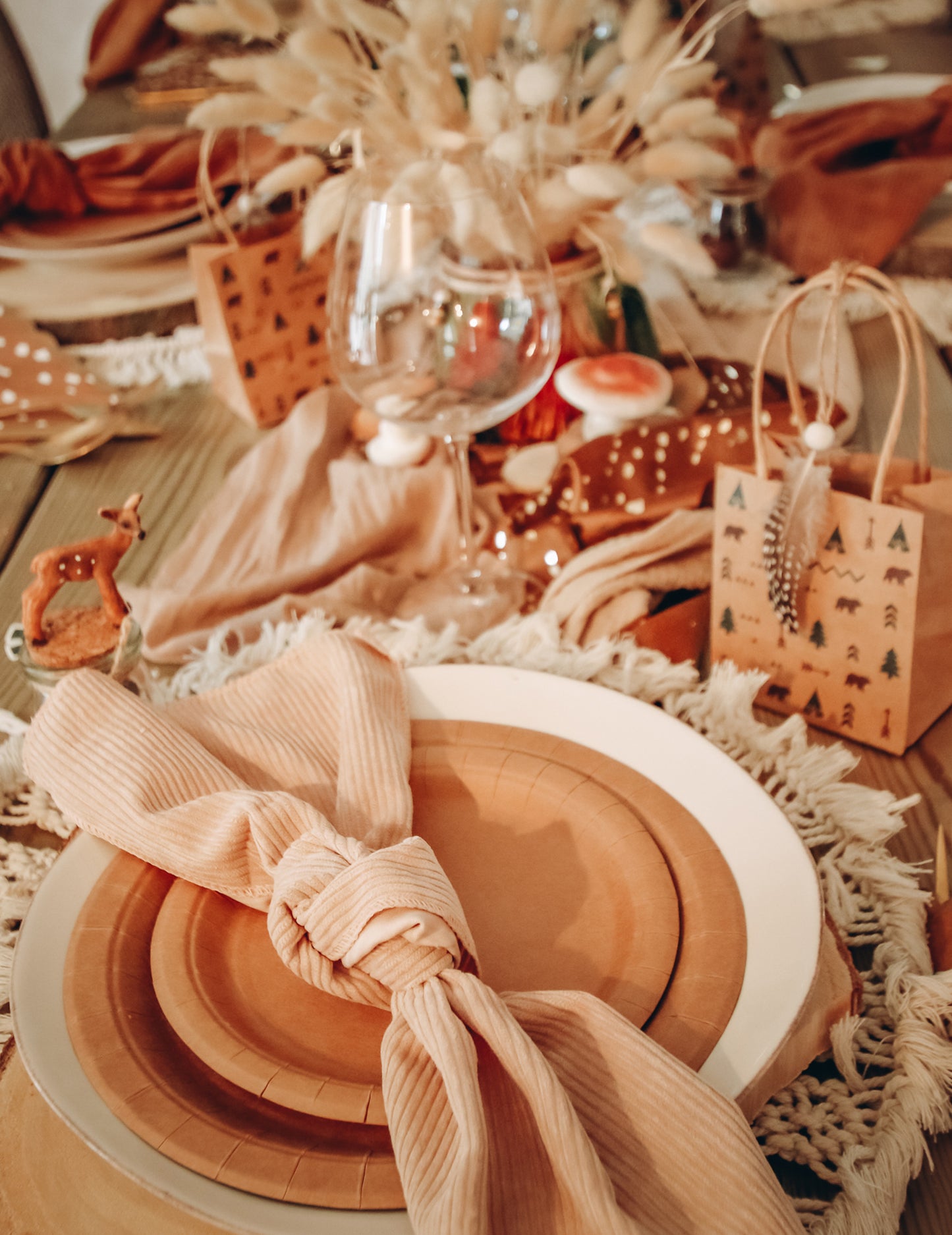 Béžový manšestrový běhoun na stůl 28 cm x 3 m pro svatbu