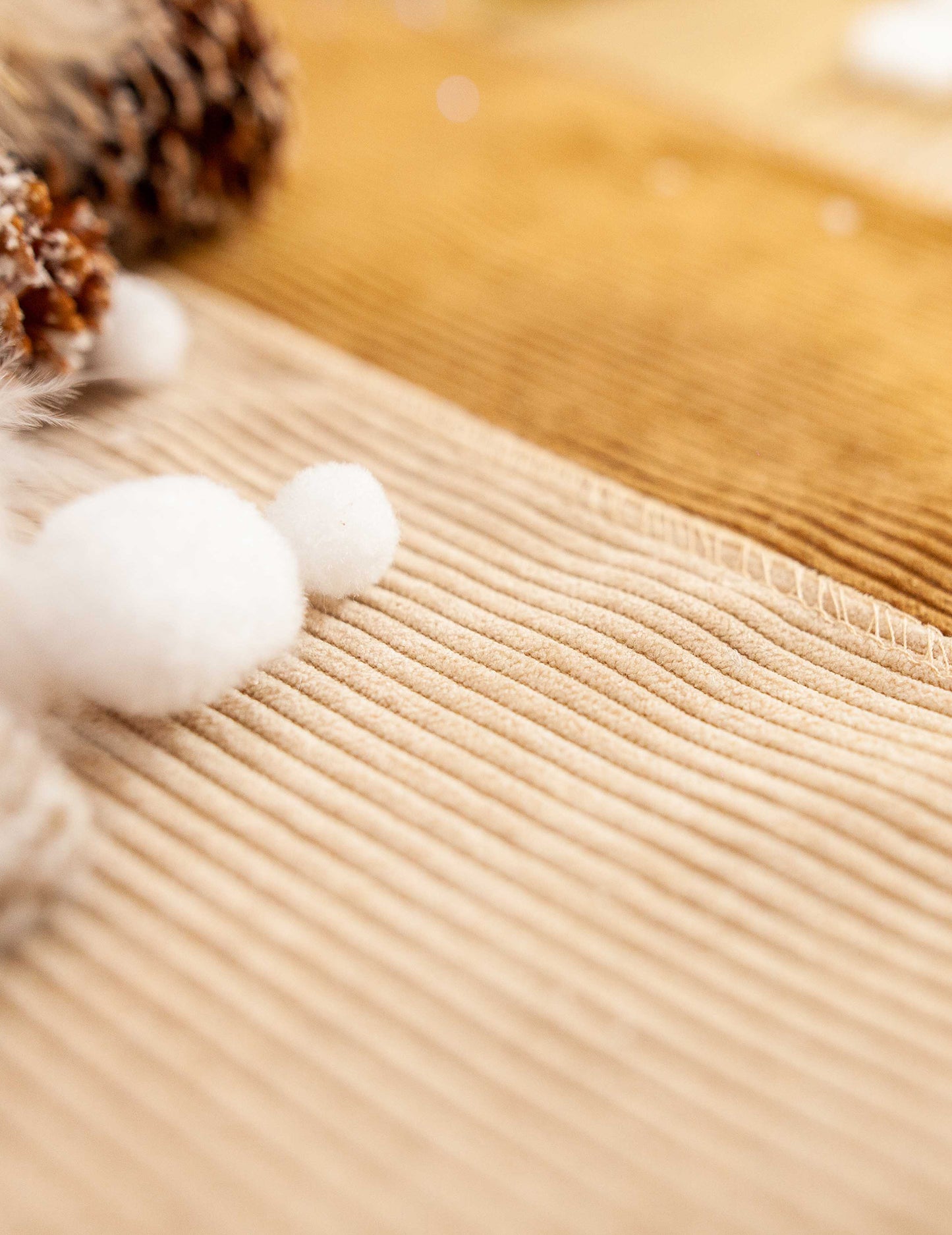 Béžový manšestrový běhoun na stůl 28 cm x 3 m pro svatbu