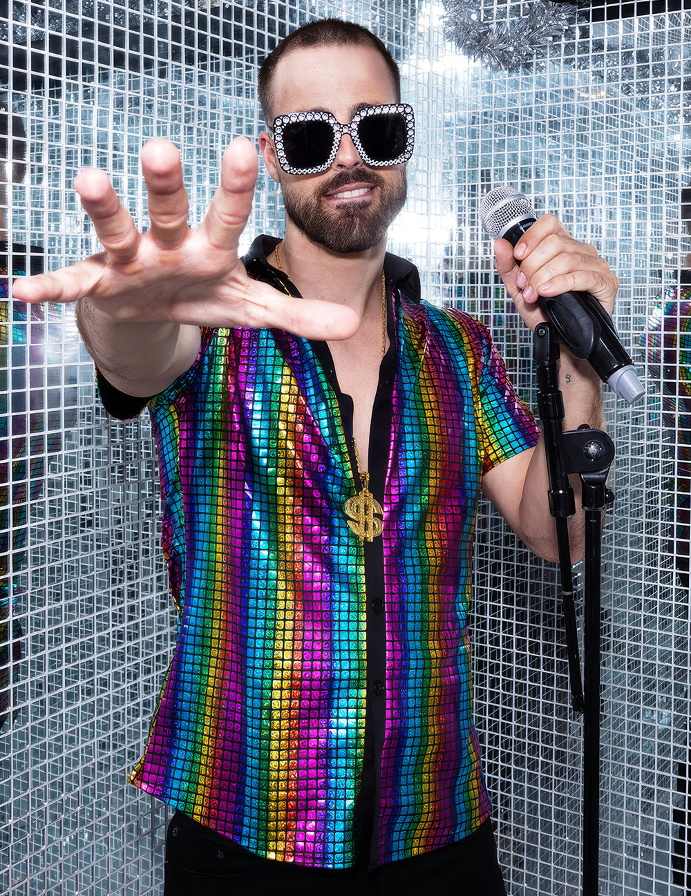 Mise en situation de la chemise boule à facettes disco arc en ciel pour homme