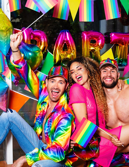 Mise en situation festive de la chemise disco arc-en-ciel pour adulte