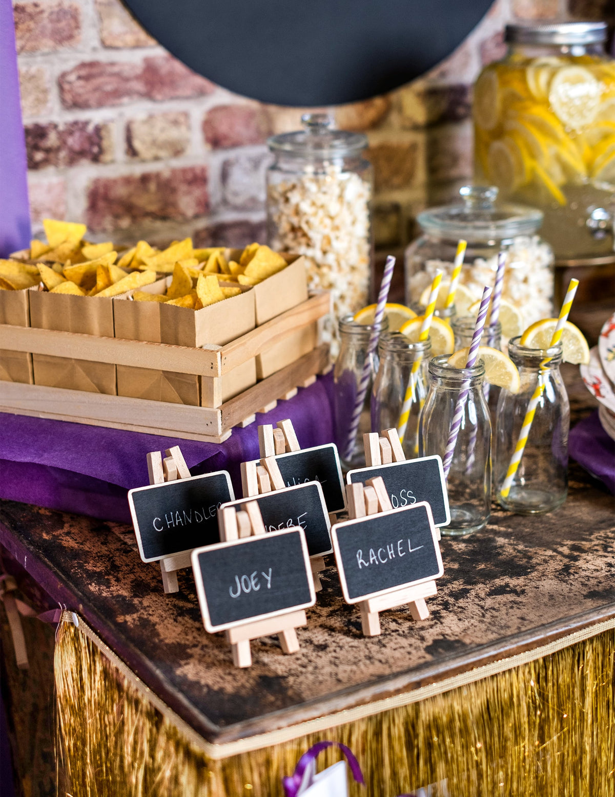 Mise en scène de buffet du chevalet avec ardoise marque-place pour décoration en bois