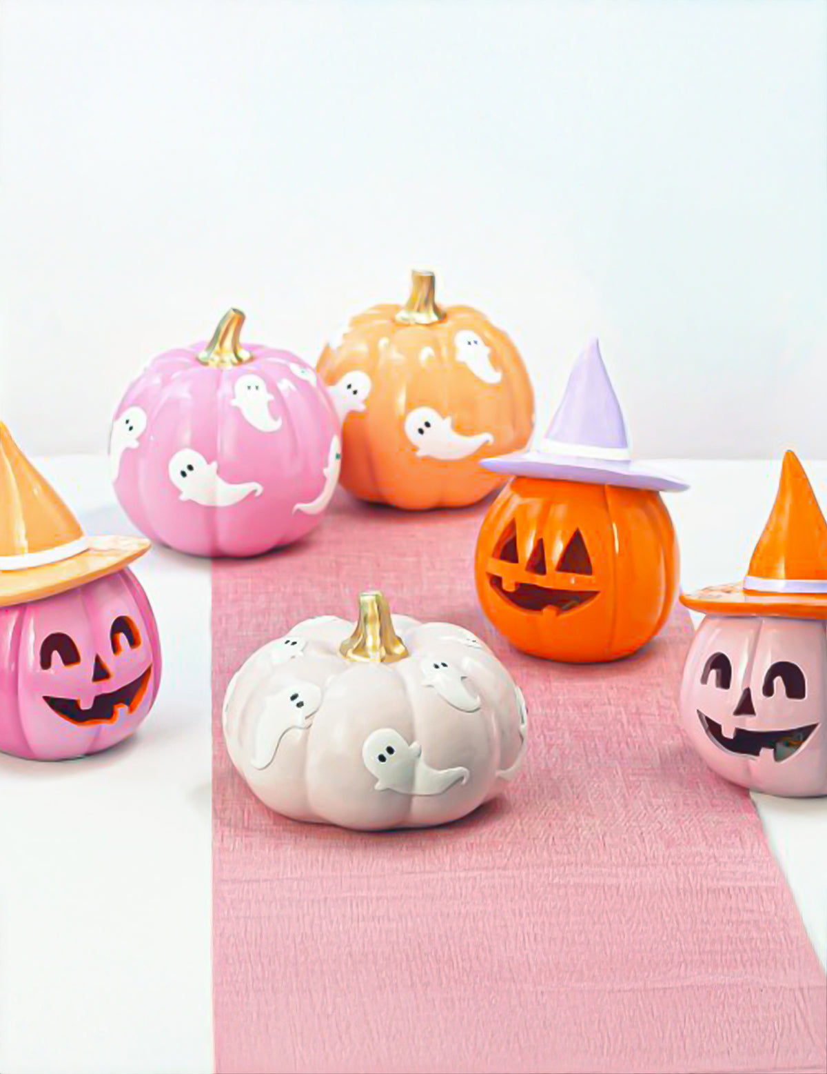 Dekorativní dýně Summerween z pastelově růžové pryskyřice s oranžovým kloboukem 12,5 x 12,3 x 17 cm
