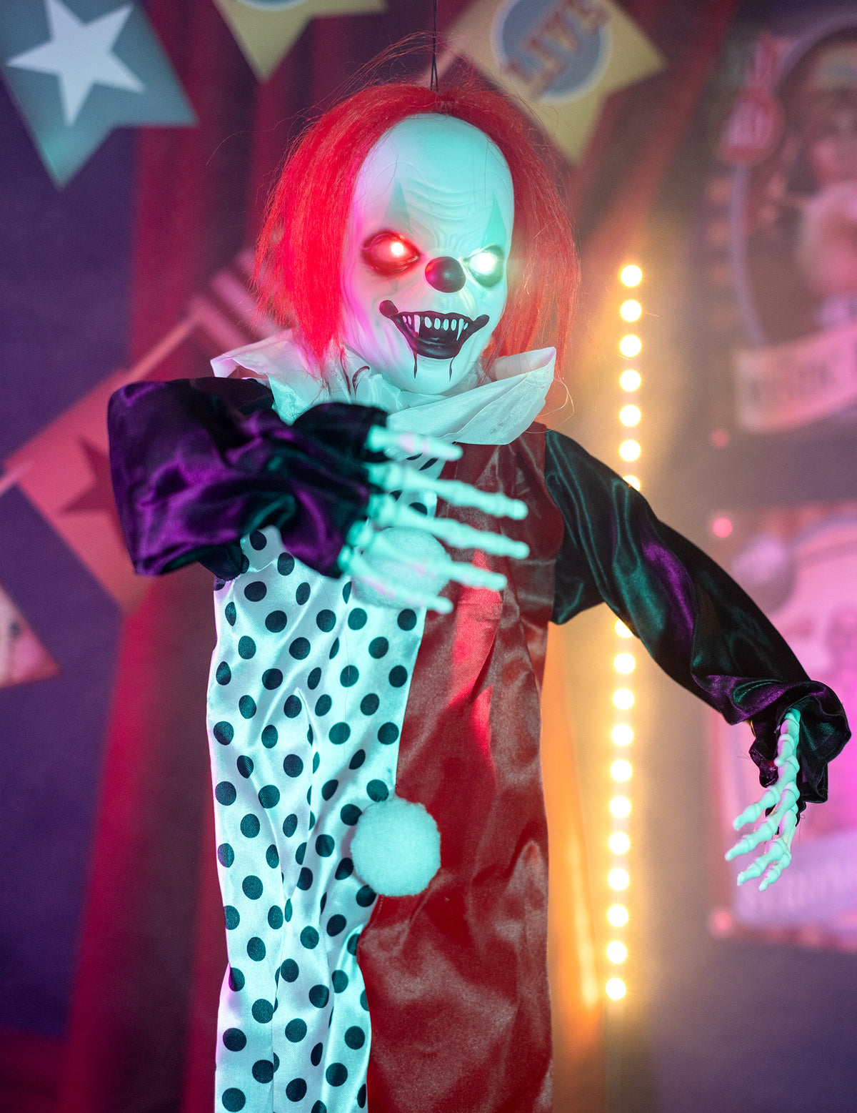 Gros plan sur le visage et les yeux éclairés du clown assassin lumineux pour décoration Halloween