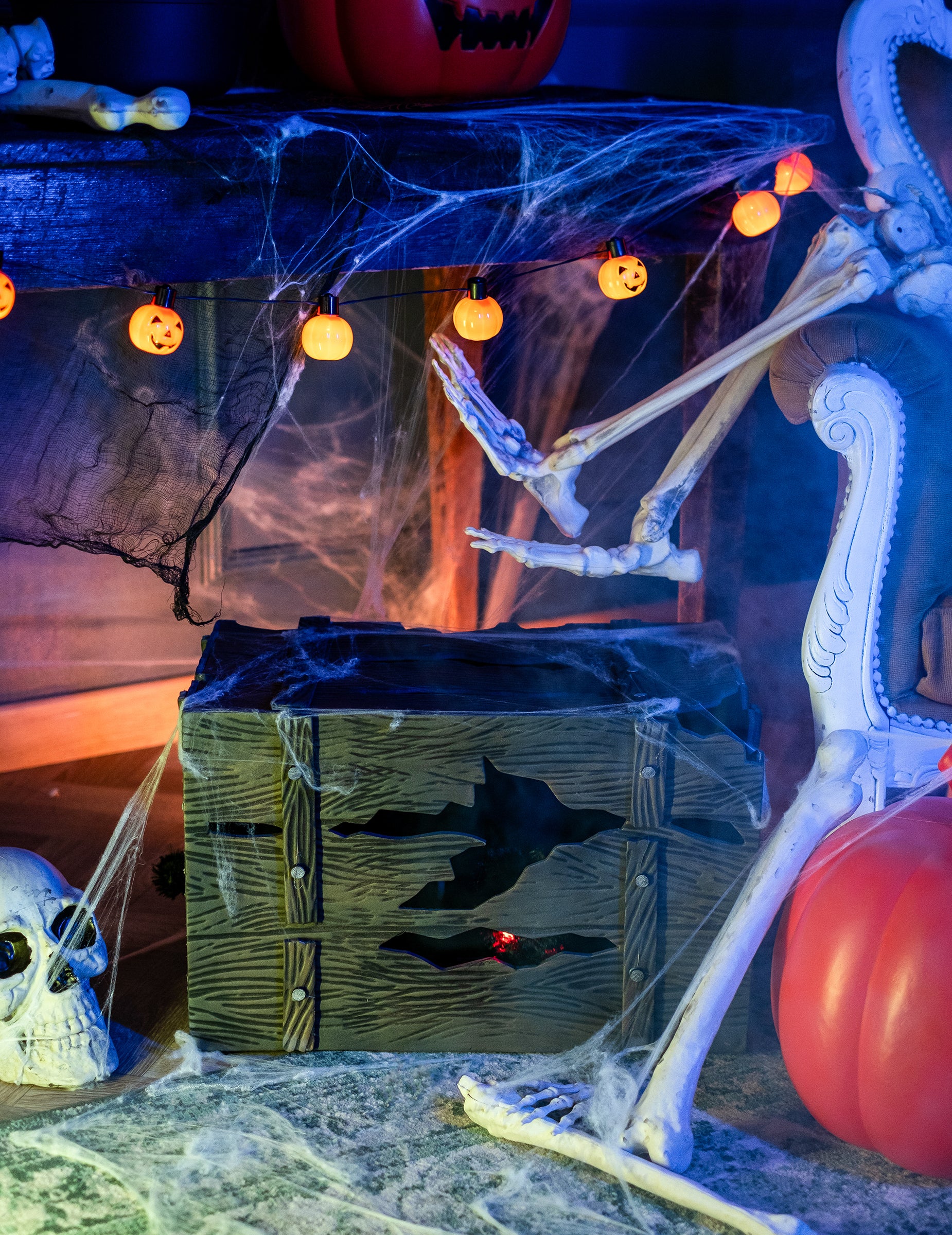 Mise en scène Halloween du coffre lumineux et sonore avec créature cachée