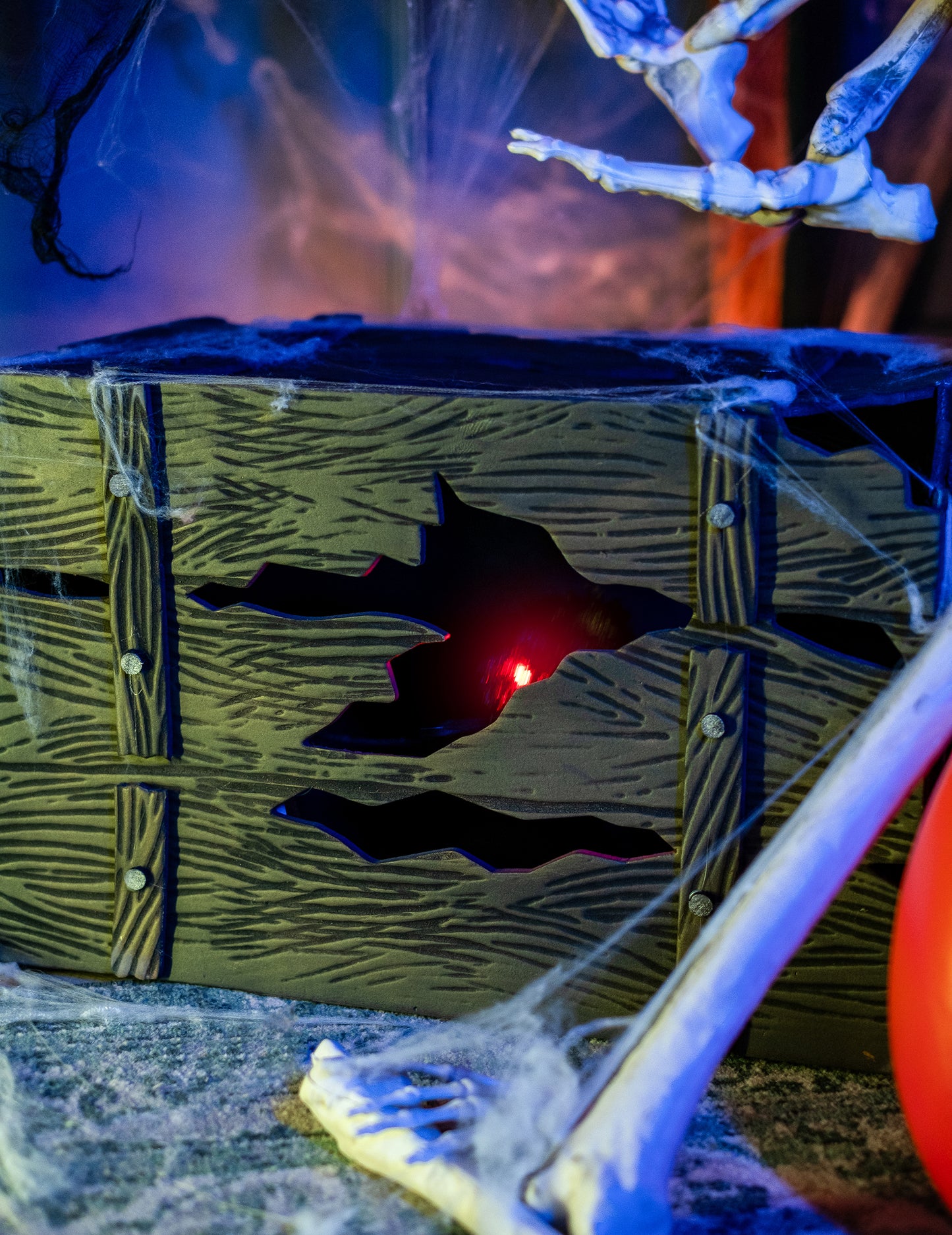 Světelná a zvuková truhla se skrytým tvorem 46 x 30 cm