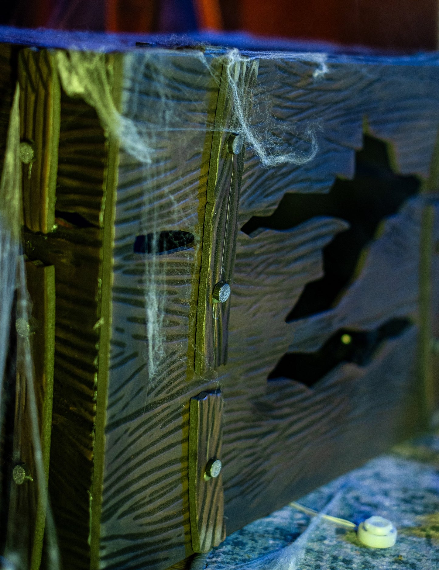 Světelná a zvuková truhla se skrytým tvorem 46 x 30 cm