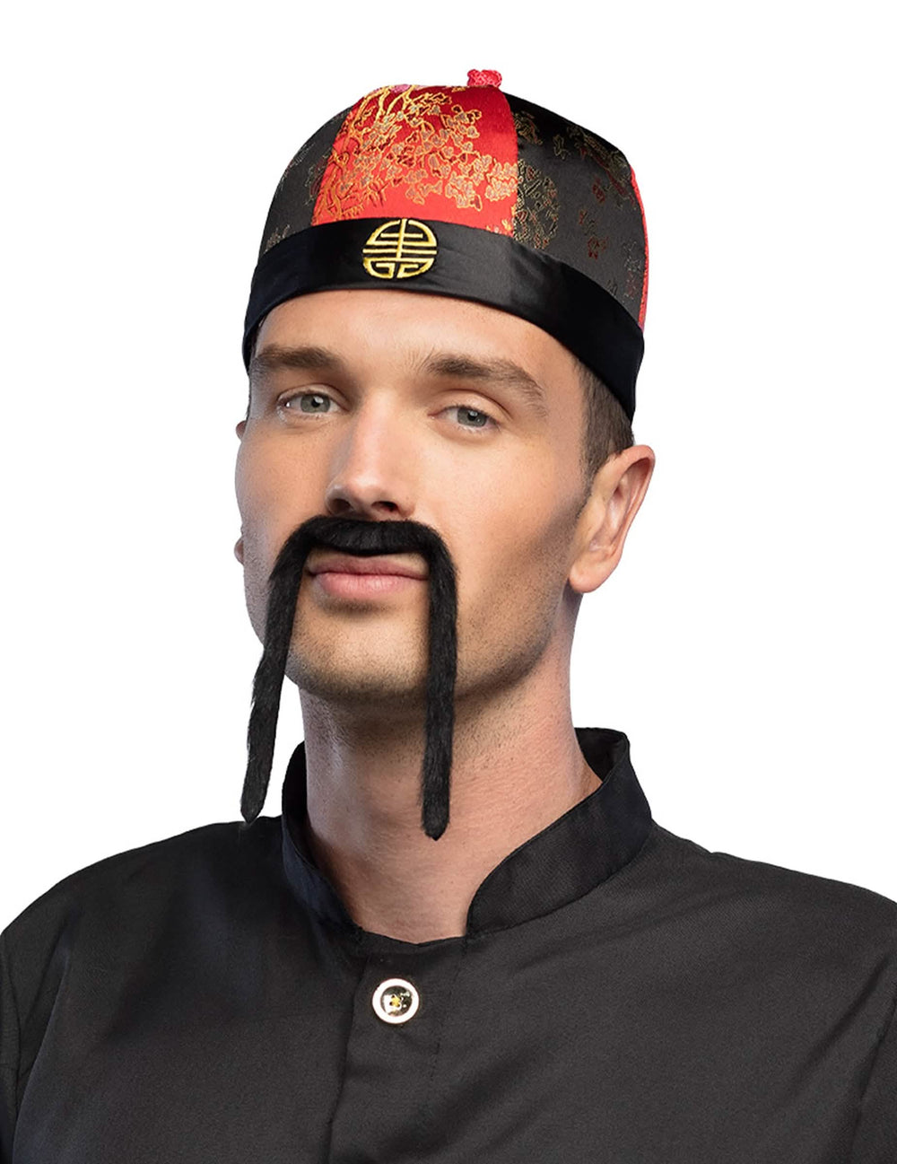 Detail na přední motiv čínské pokrývky hlavy s copánky