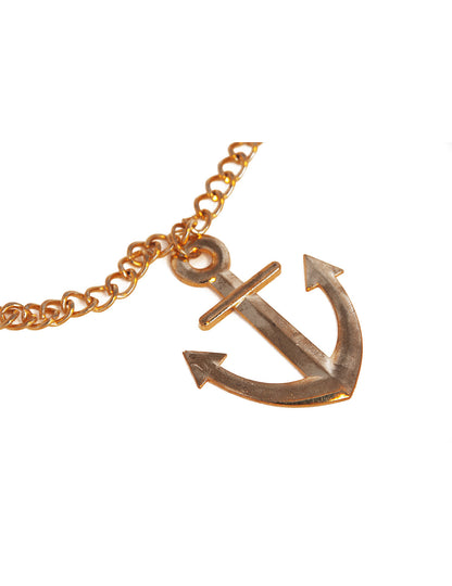 Gros plan sur le pendentif du collier ancre