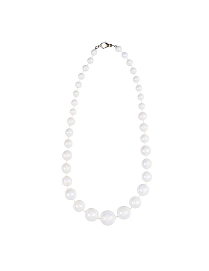 Vue d'ensemble du collier court perles pour femme