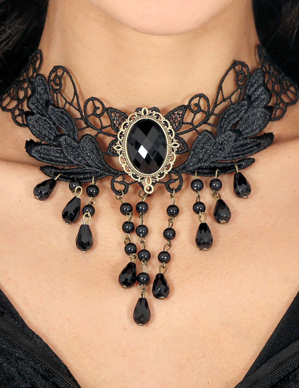 Gros plan sur le médaillon du collier en dentelle avec pierres noires