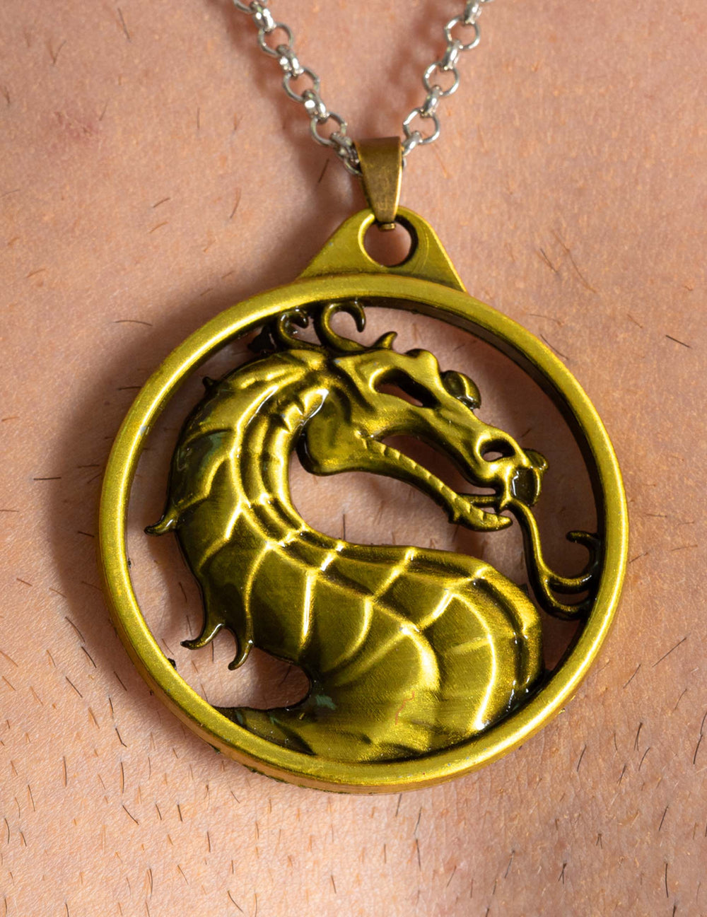 Gros plan sur le pendentif du collier Mortal Dragon