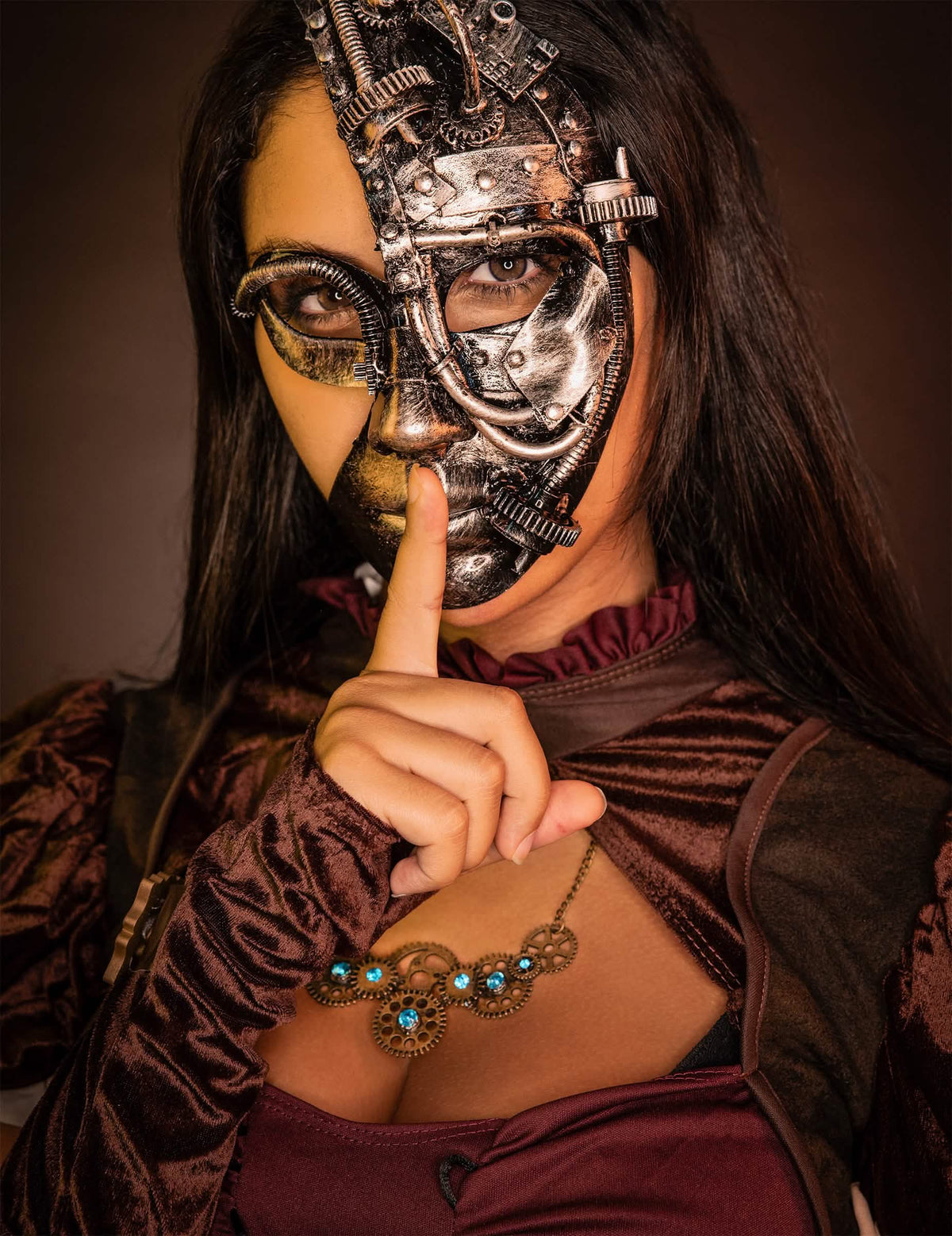 Ukázka nošení náhrdelníku steampunk