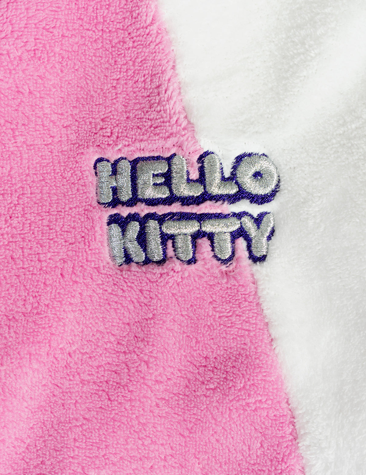 Détail de la broderie du logo de la combinaison Hello Kitty™ pour enfant