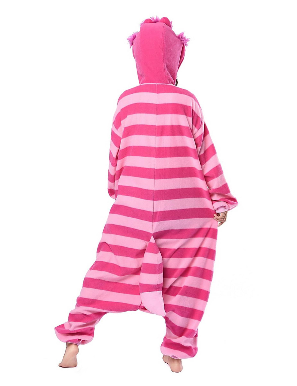 Pohled zezadu na kombinézu kigurumi kočky z Cheshireu Alenka v říši divů