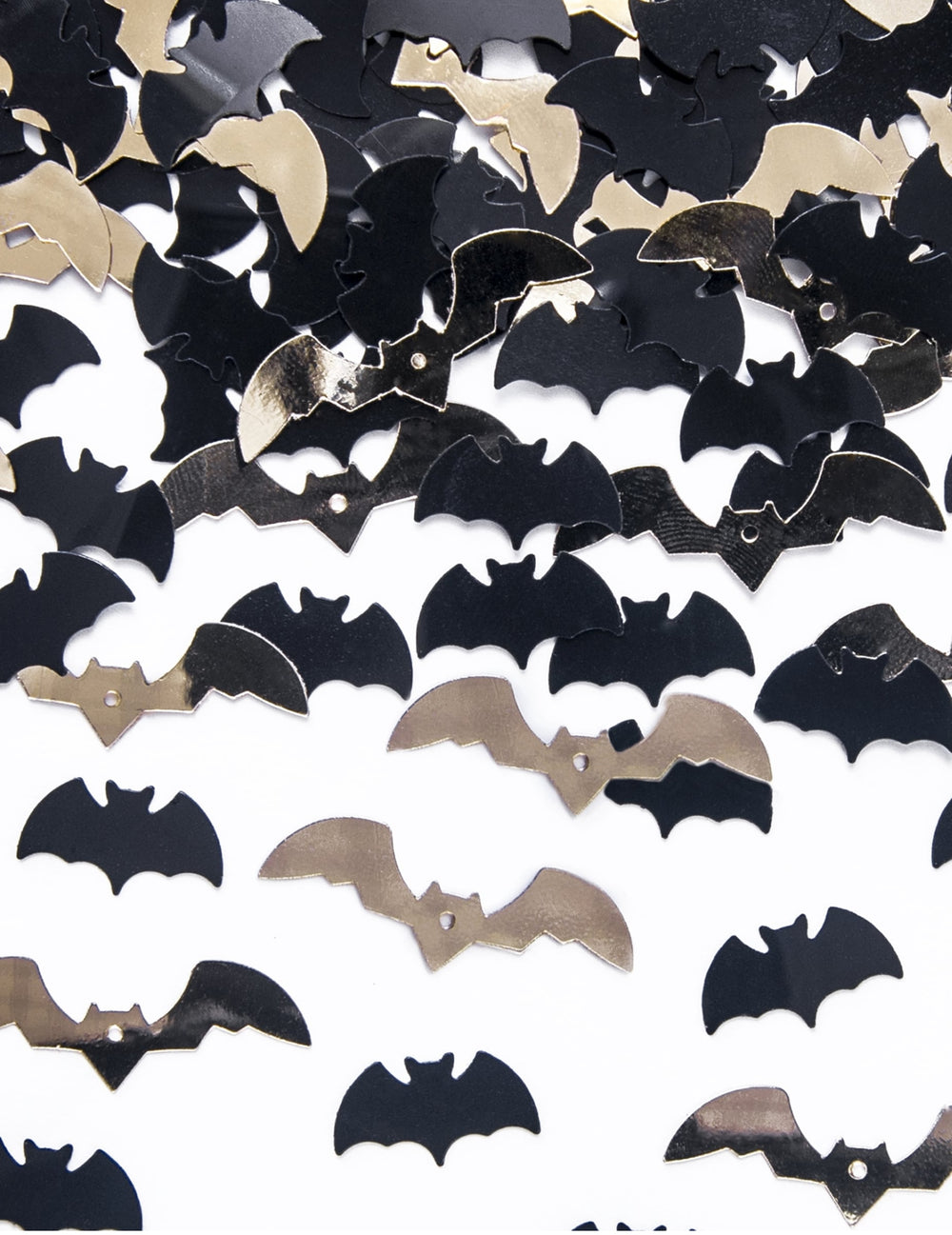 Gros plan des confettis chauve-souris noir et or