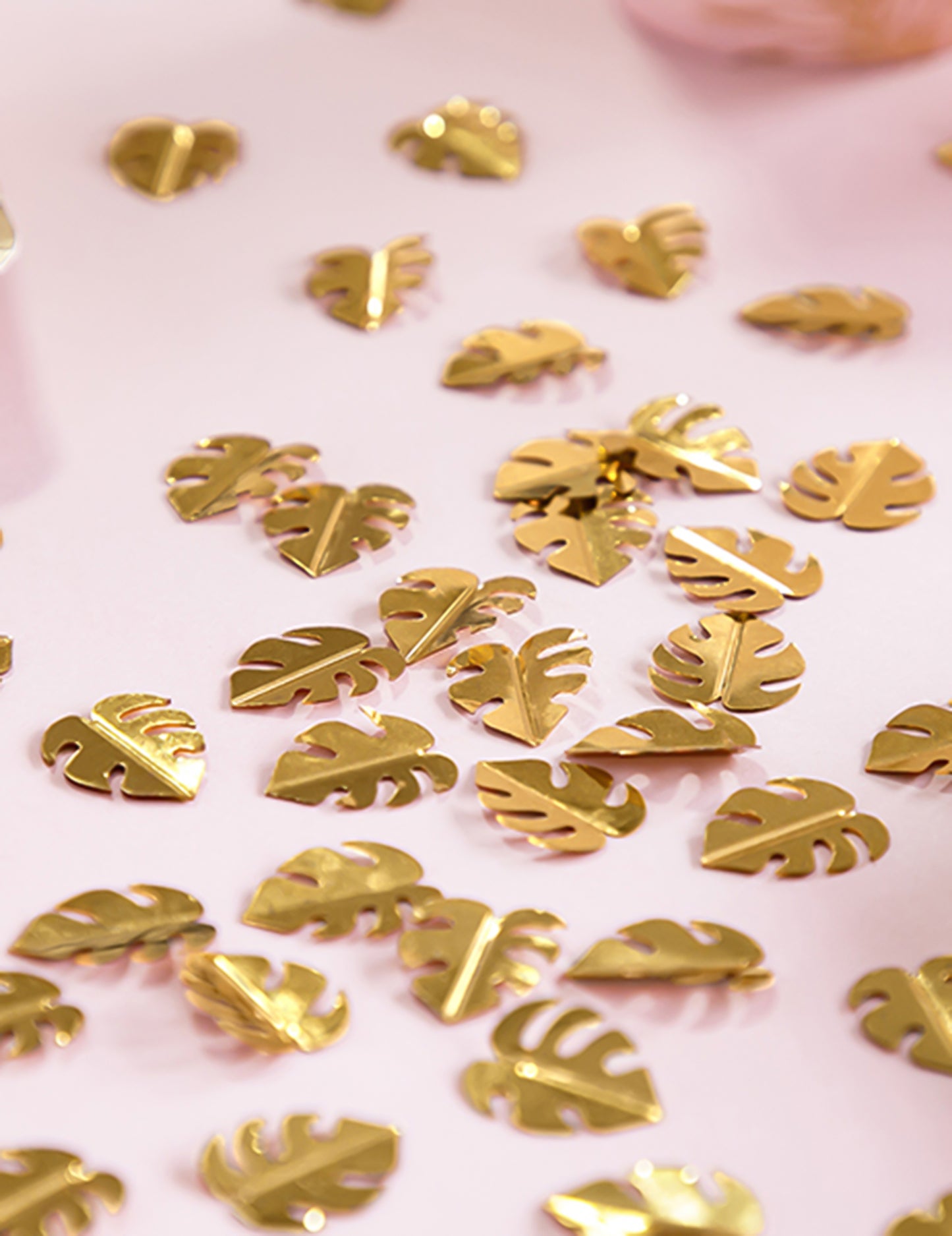 Stolní konfety metalické zlaté tropické listy 15 g pro slavnostní dekoraci