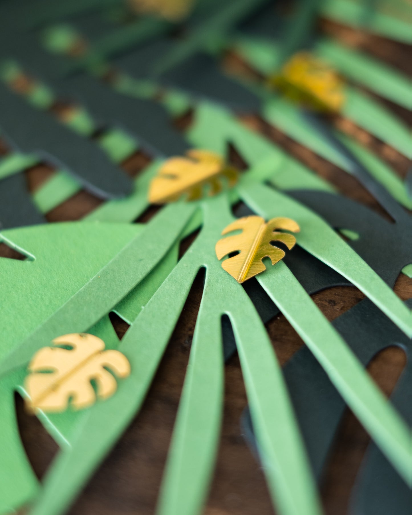 Stolní konfety metalické zlaté tropické listy 15 g pro slavnostní dekoraci