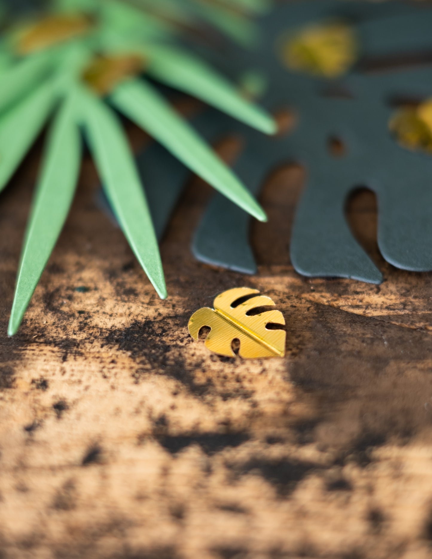 Stolní konfety metalické zlaté tropické listy 15 g pro slavnostní dekoraci