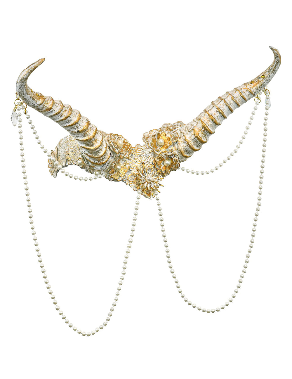 Détail des chaînes de perles et des ornements dorés des cornes démoniaque