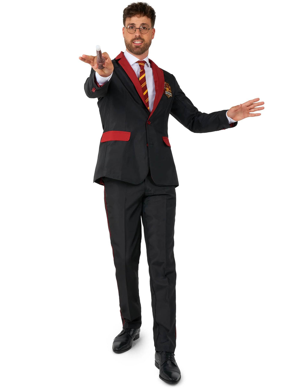 Pohled zepředu s hůlkou na kostýmu Suitmeister Mr. Gryffondor