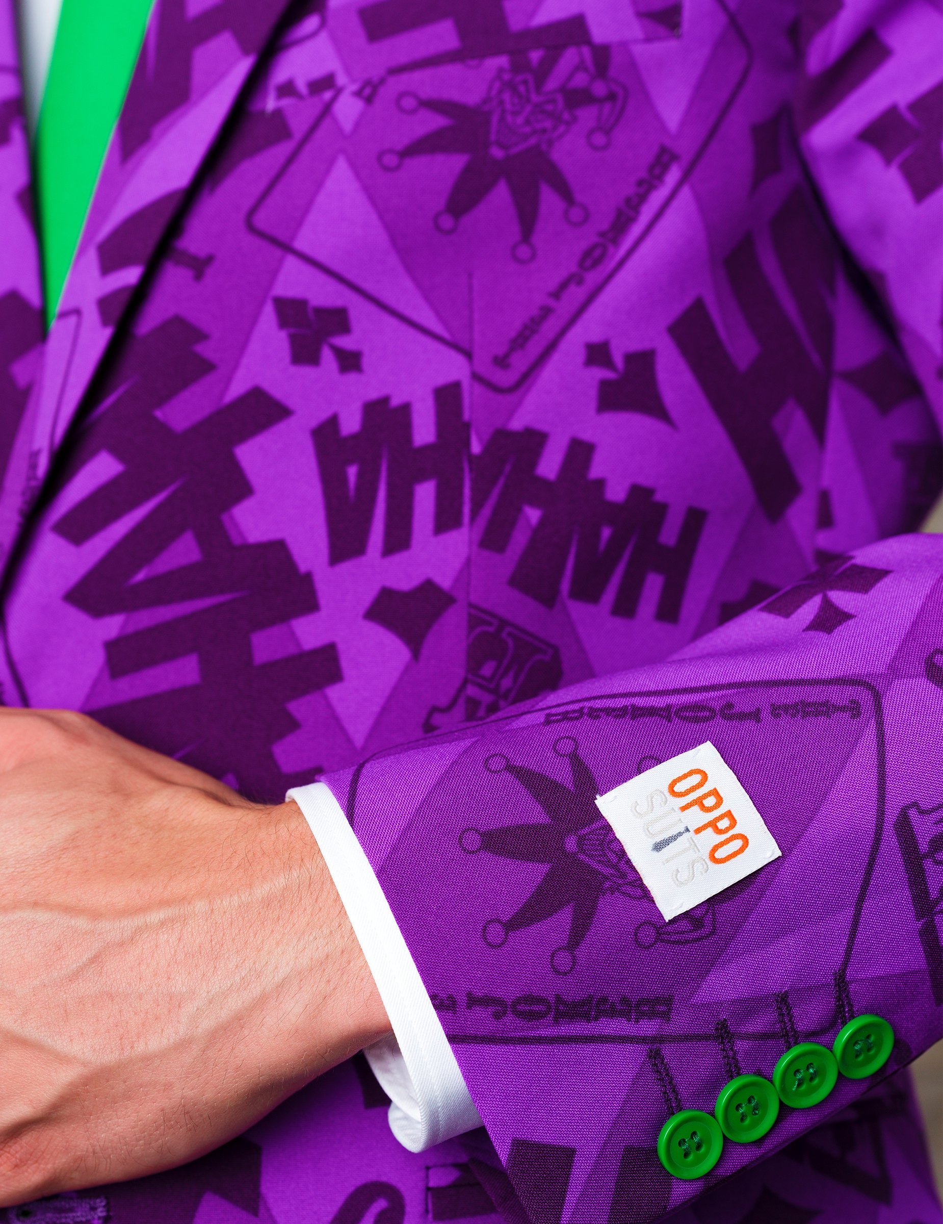 Détail de l'étiquette et de l'imprimé de la manche du Costume Mr. Joker Opposuits