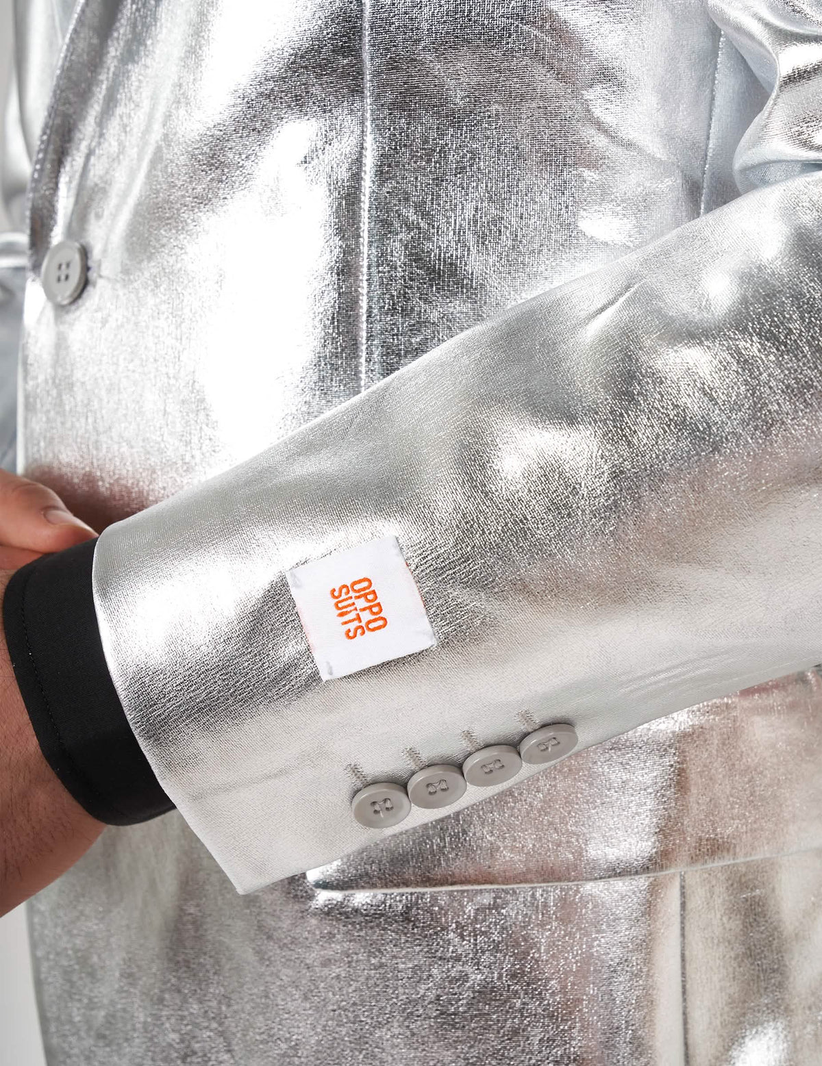 Detail etikety na rukávu kostýmu Mr. Shiny Silver pro muže