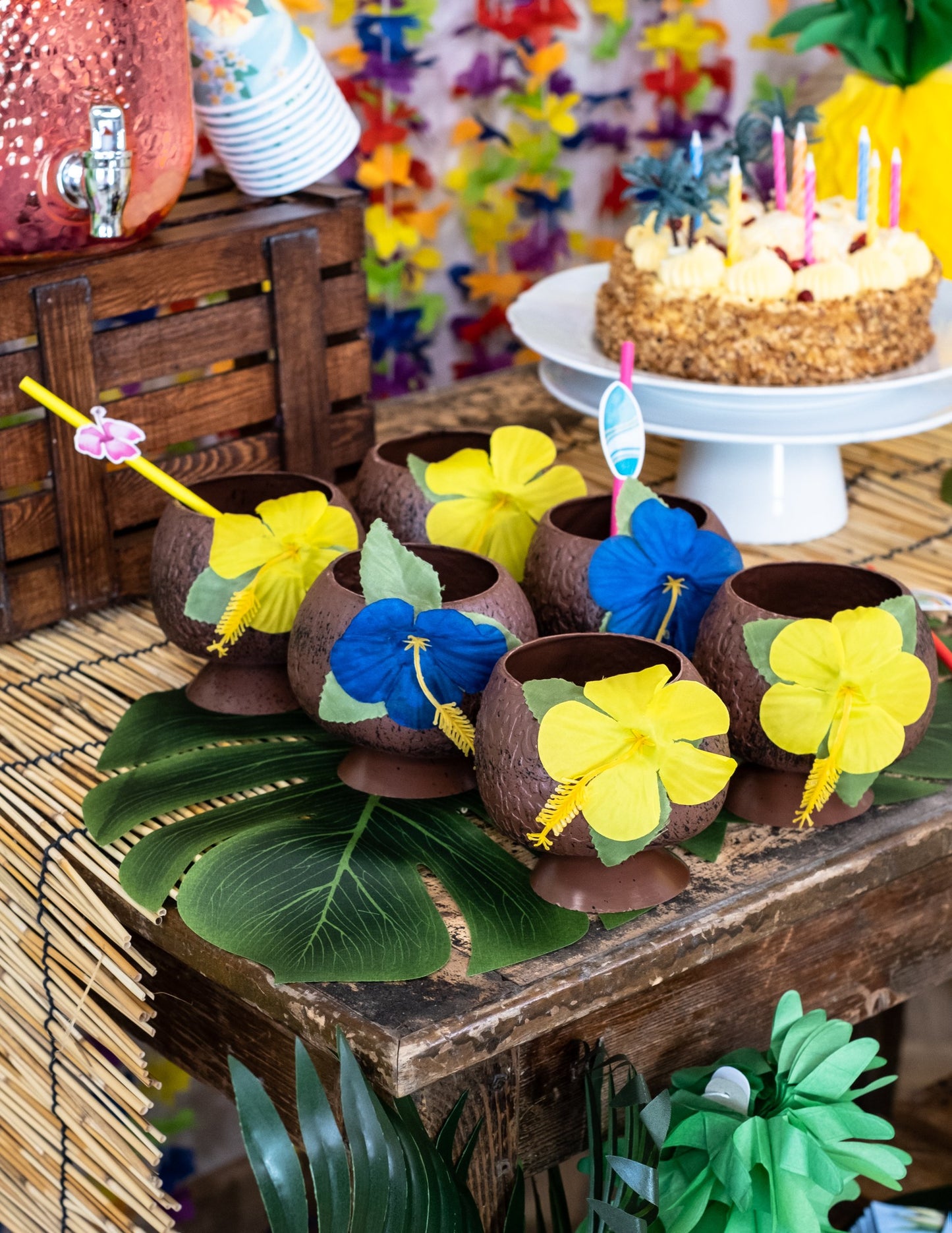 Situace na svátečním stole s tropickou kokosovou miskou Havaj