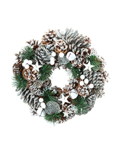 Couronne de Noël naturelle pommes de pin enneigées blanc et vert avec étoiles et grelots