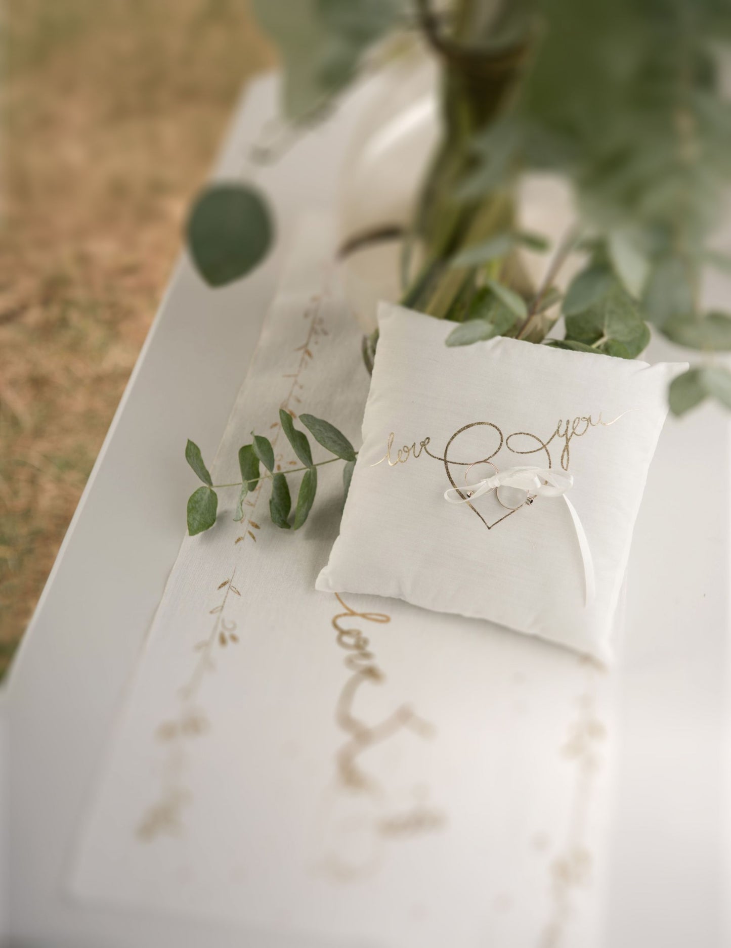 Bílo-zlatý snubní prsten love you 18 x 18 cm v bavlně