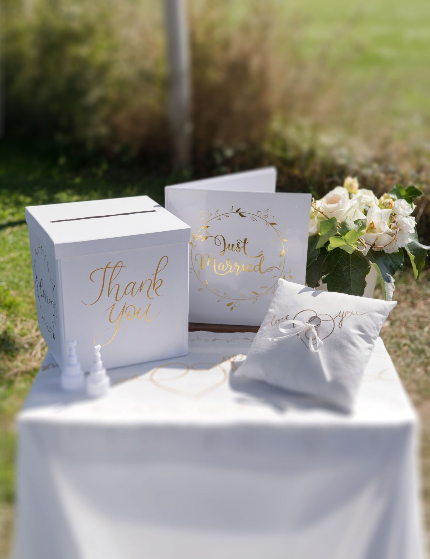 Bílo-zlatý snubní prsten love you 18 x 18 cm v bavlně