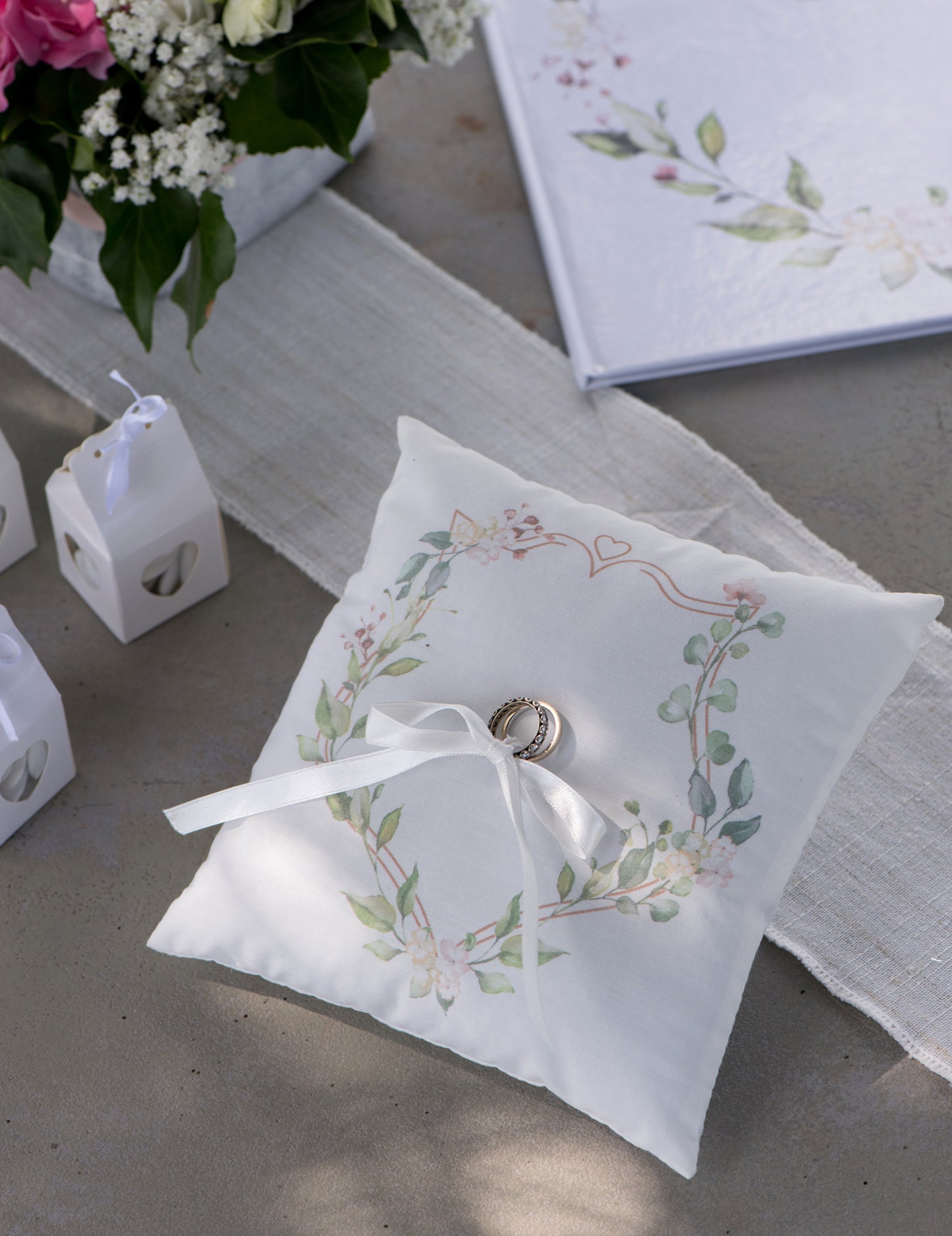 Polštářek na snubní prsteny s rostlinným motivem 18 x 18 cm držák na prsten