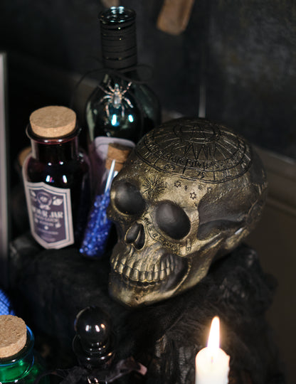 Kostra lebky se zlatým pentagramem