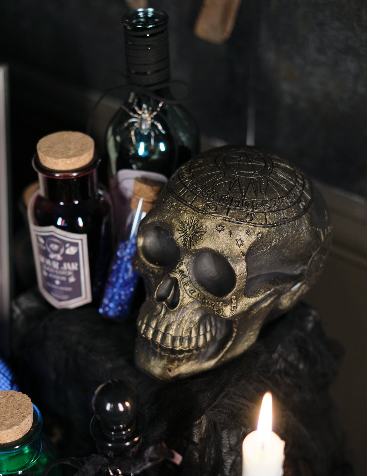 Mise en scène décorative du crâne de squelette avec pentagramme doré