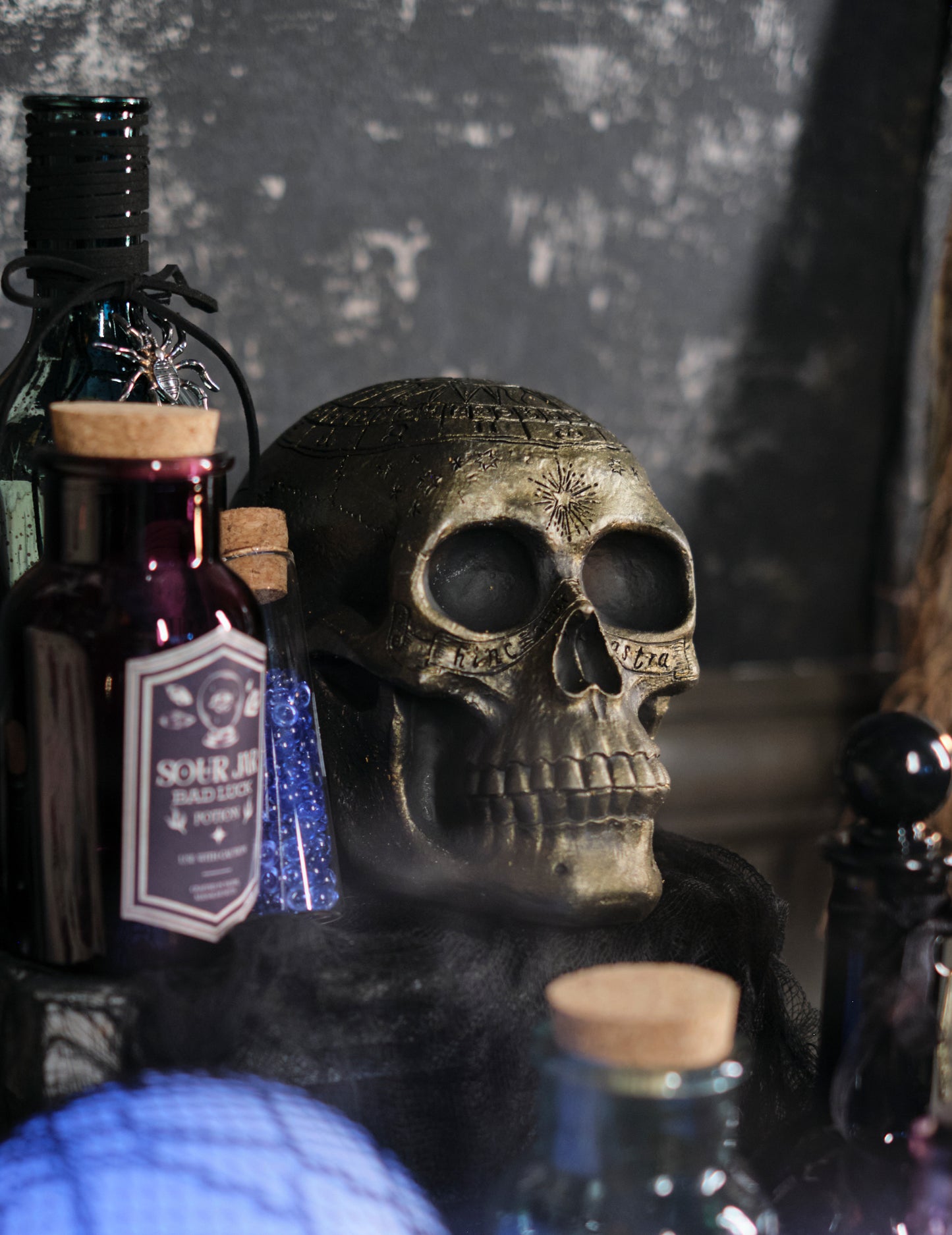 Kostra lebky se zlatým pentagramem