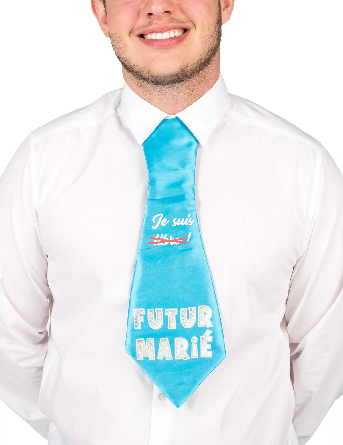 Detail nápisu na humorné kravatě na rozlučku se svobodou pro chlapec