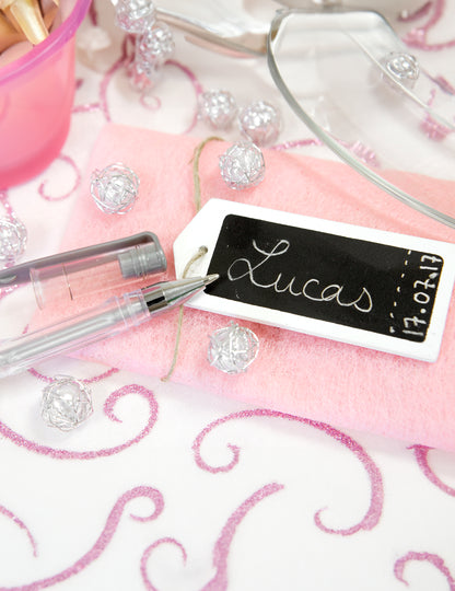 Mise en situation d'écriture sur une étiquette du stylo bille de cérémonie pour fête or