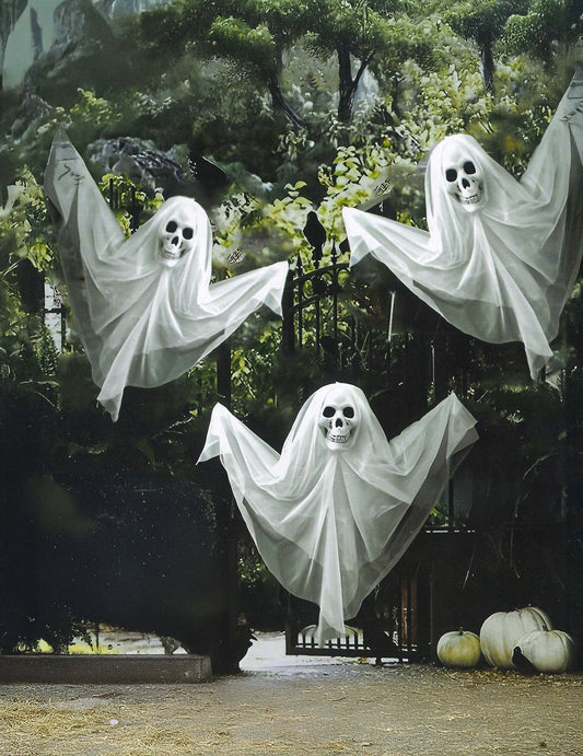 Mise en scène du lot de 3 fantômes à suspendre pour décoration blancs avec têtes de squelette