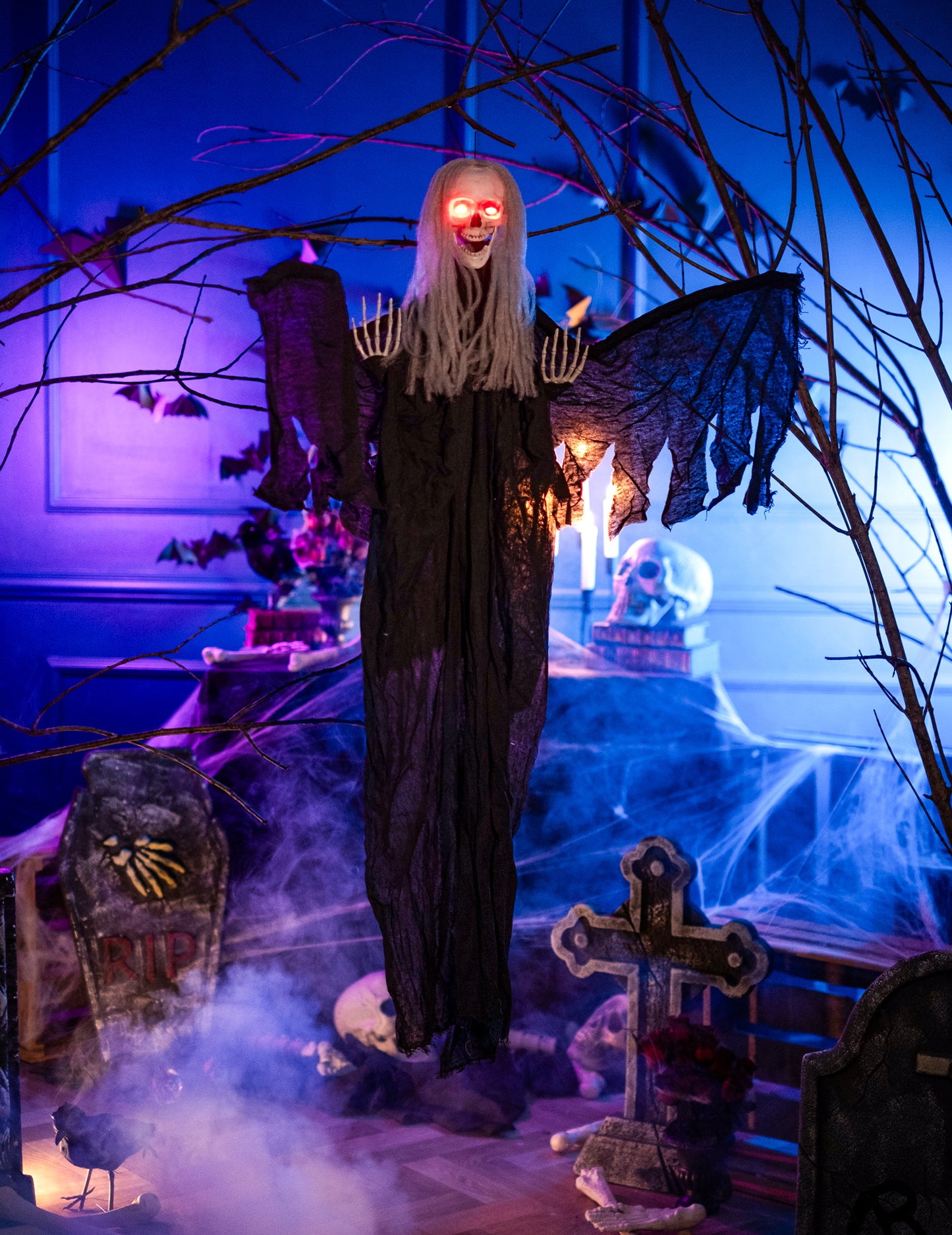 Mise en scène dans un cimetière de la décoration à suspendre ange noir de la mort