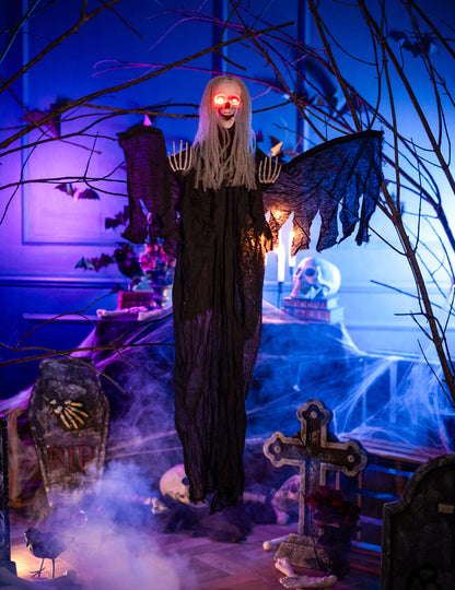 Mise en scène dans un cimetière de la décoration à suspendre ange noir de la mort