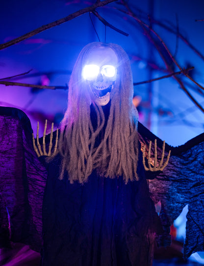 Gros plan sur le visage et les mains de la décoration à suspendre ange noir de la mort