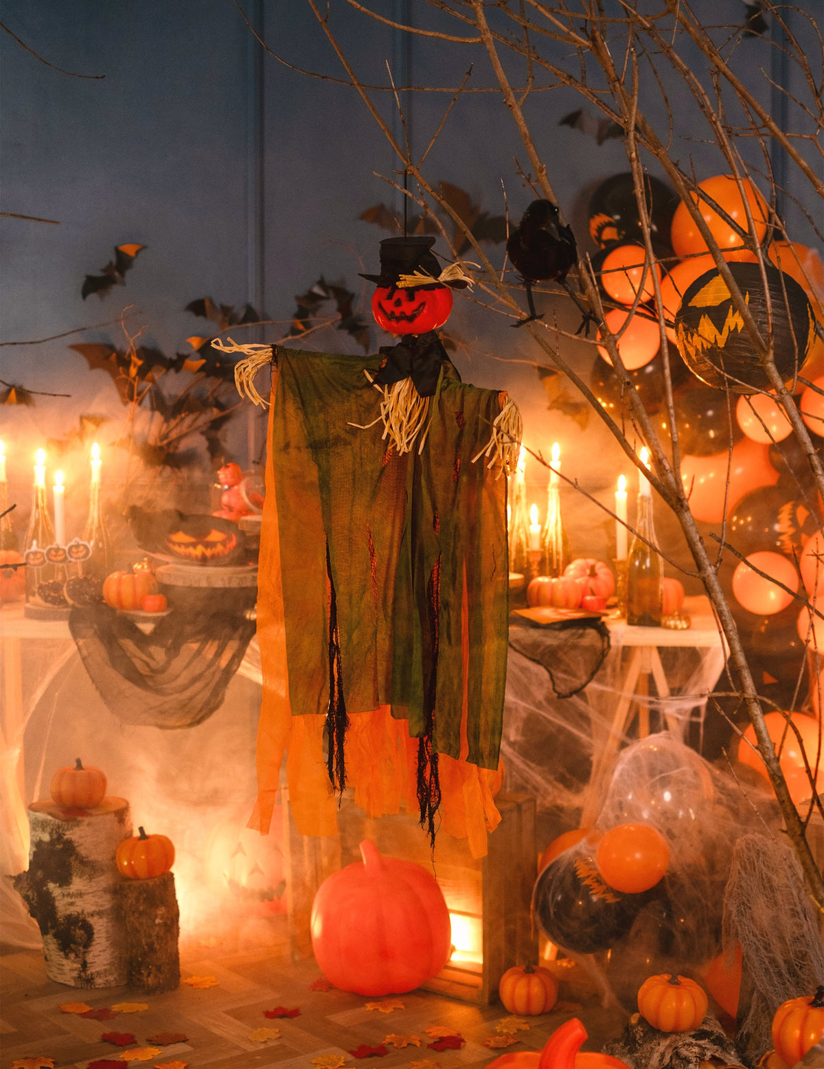 Mise en scène de la décoration à suspendre épouvantail citrouille pour Halloween