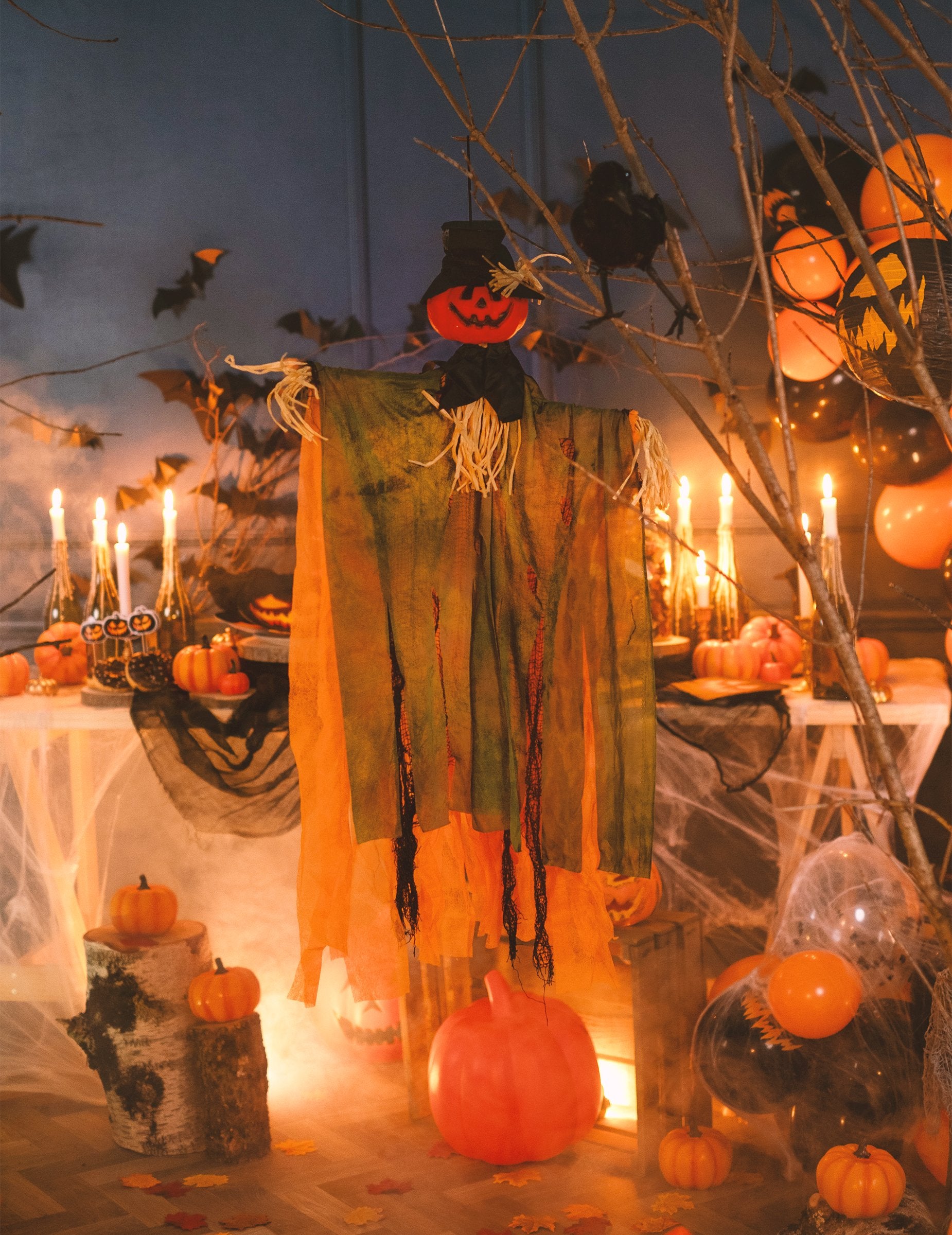 Mise en scène d'ambiance de la décoration à suspendre épouvantail citrouille