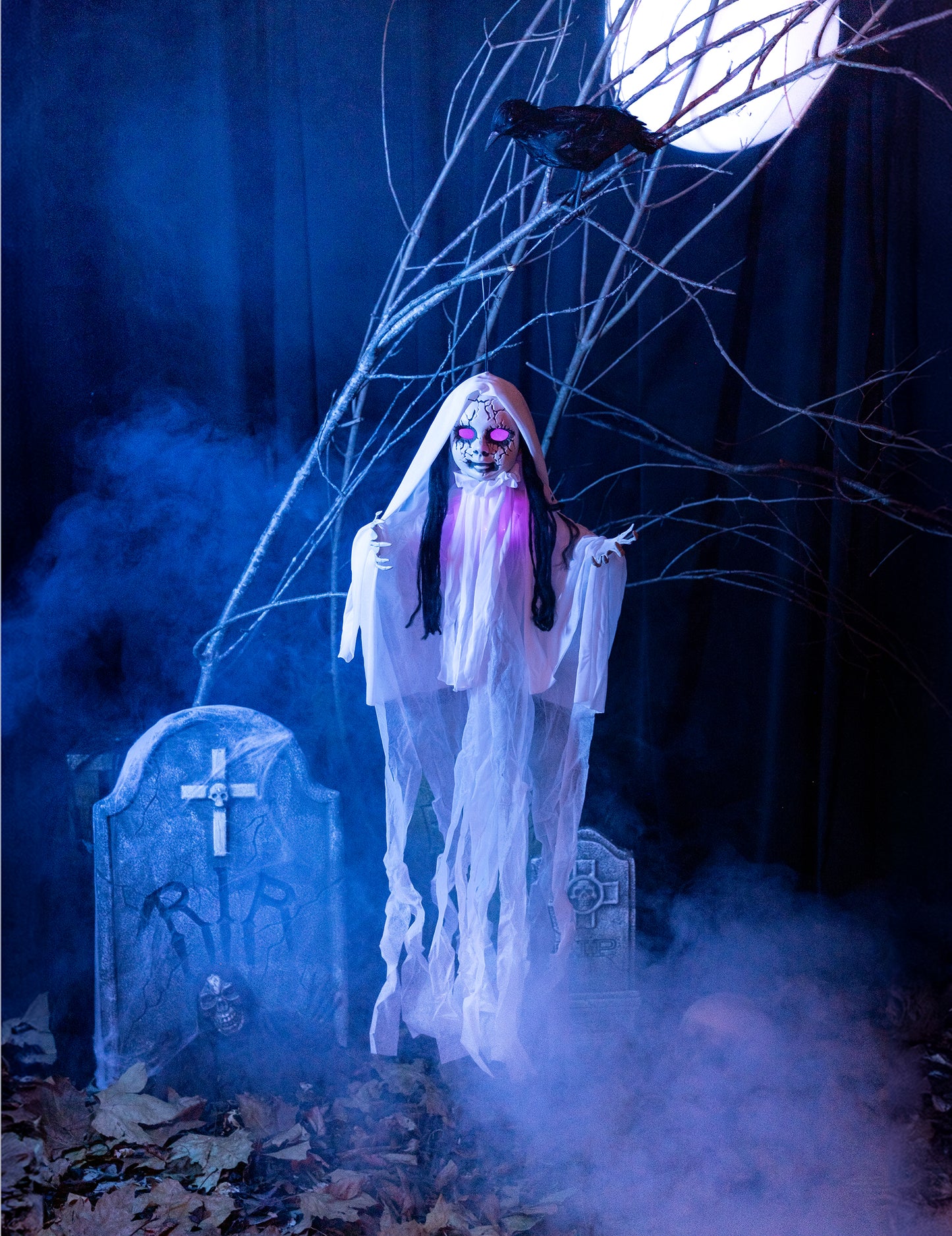 Závěsná dekorace svítící panenka duch 100 x 70 cm