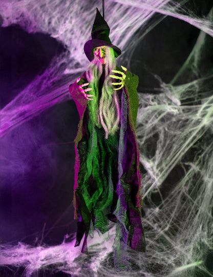 Mise en scène avec éclairage violet et vert de la décoration à suspendre sorcière