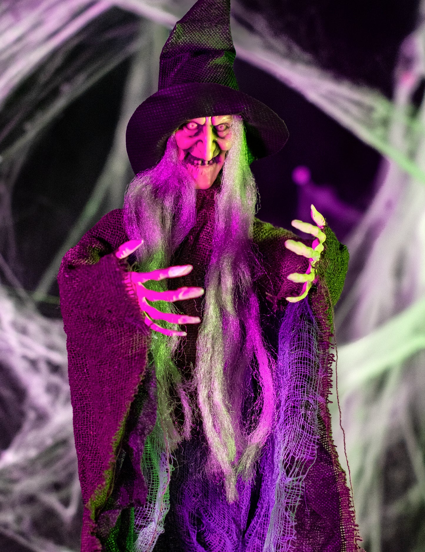 Mise en scène avec éclairage coloré de la décoration à suspendre sorcière