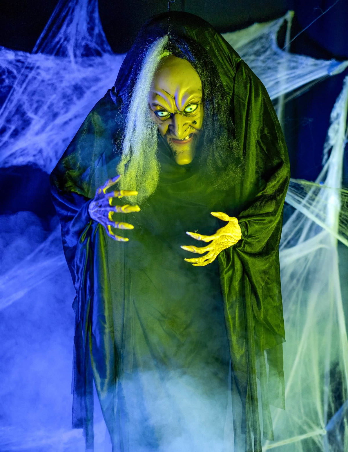 Detail na obličej a ruce závěsné dekorace čarodějnice pro halloween černé a bílé