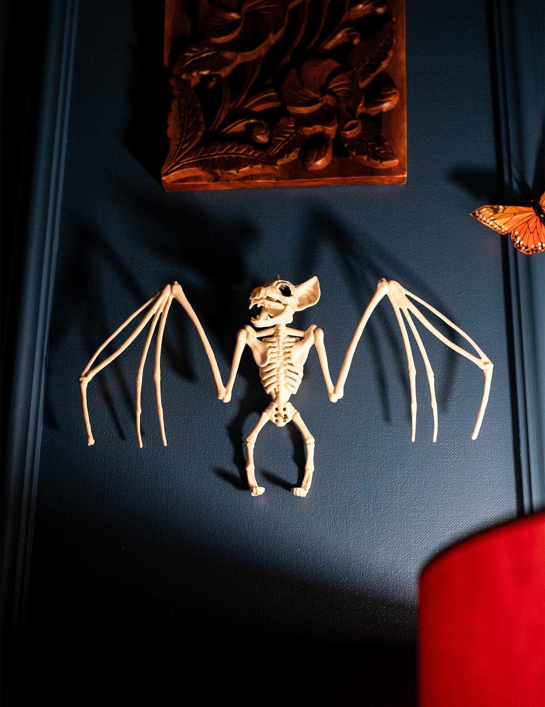 Vue de face en situation de la décoration à suspendre squelette chauve-souris Halloween